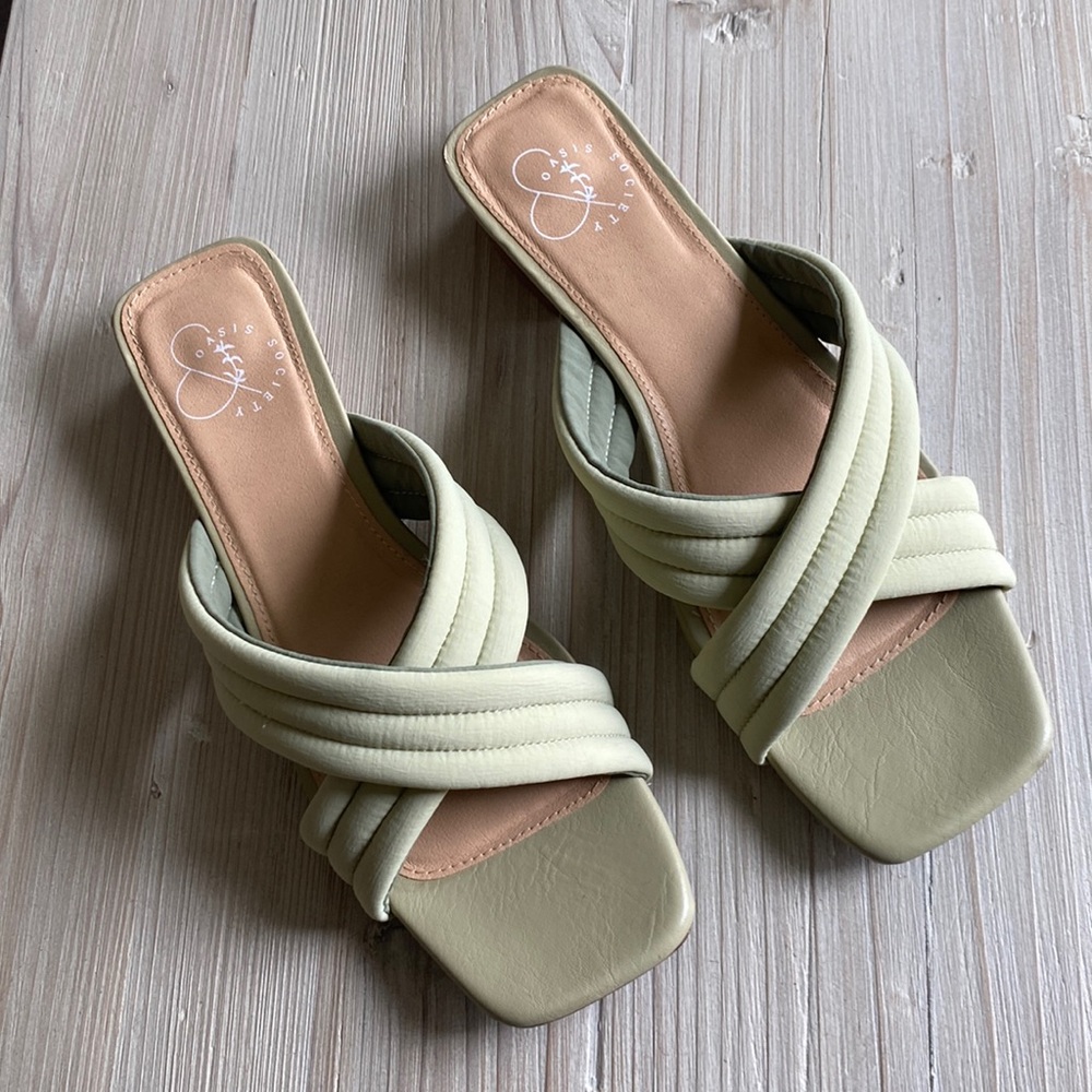 Oasis Society Green Sandals